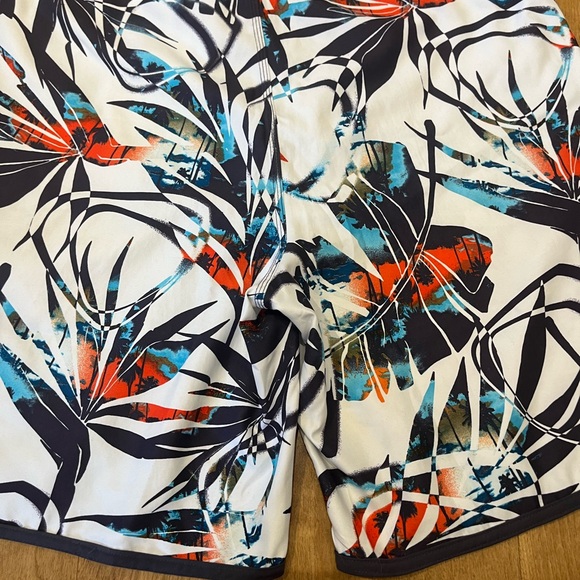 Three designer cargo Bermuda shorts for men, Nike, billabong and Tommy Hilfiger - Picture 6 of 16